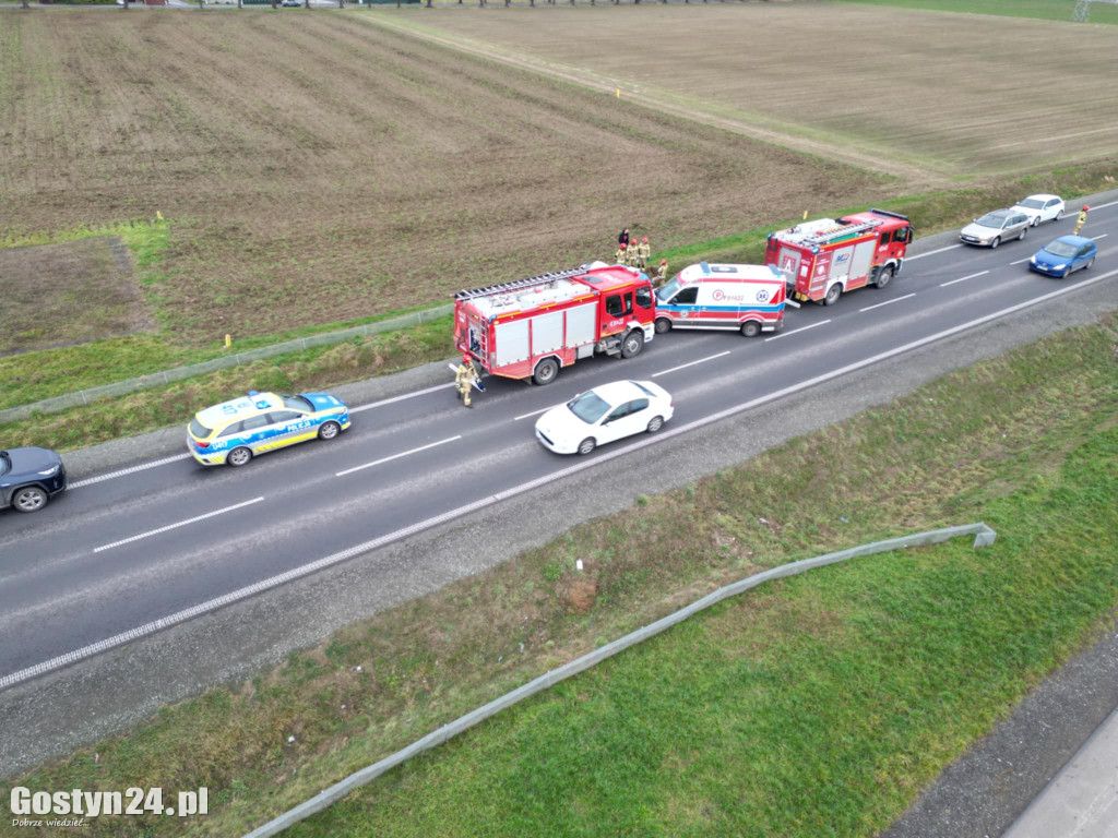 Auto w rowie przy obwodnicy pod Gostyniem