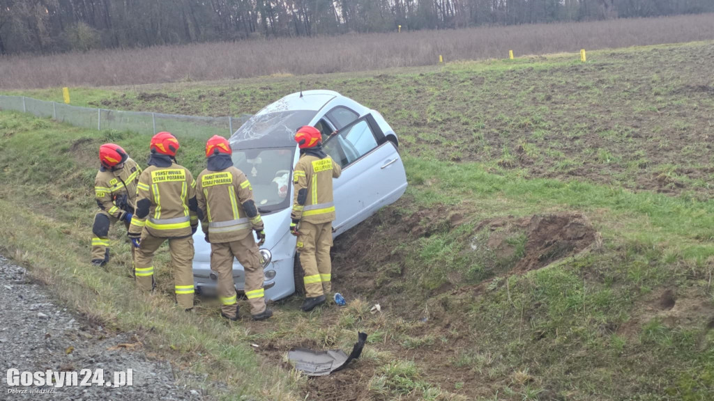 Auto w rowie przy obwodnicy pod Gostyniem