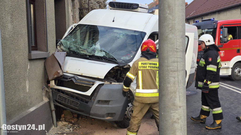 Samochód wjechał w budynek mieszkalny w Pogorzeli