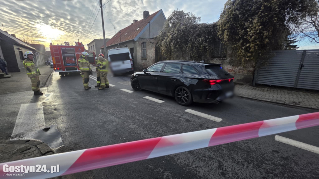 Samochód wjechał w budynek mieszkalny w Pogorzeli