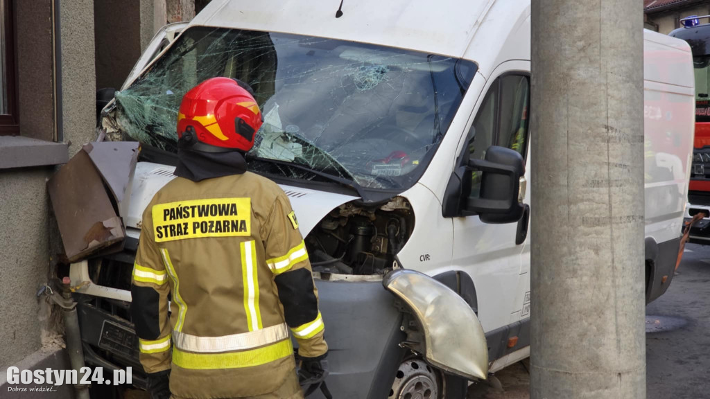 Samochód wjechał w budynek mieszkalny w Pogorzeli