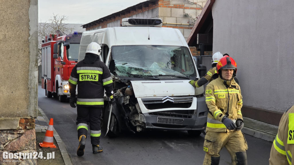 Samochód wjechał w budynek mieszkalny w Pogorzeli