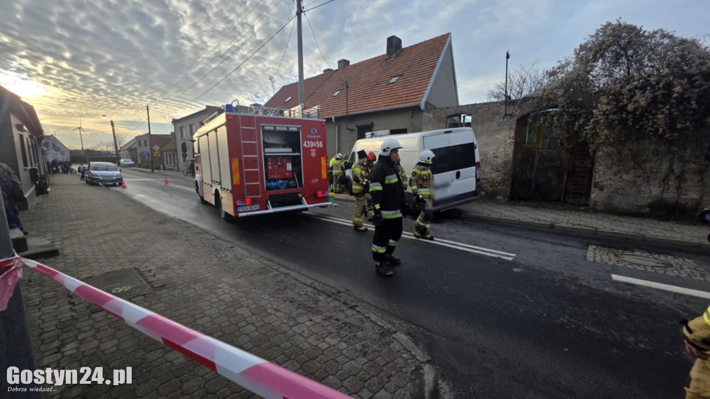 Samochód wjechał w budynek mieszkalny w Pogorzeli