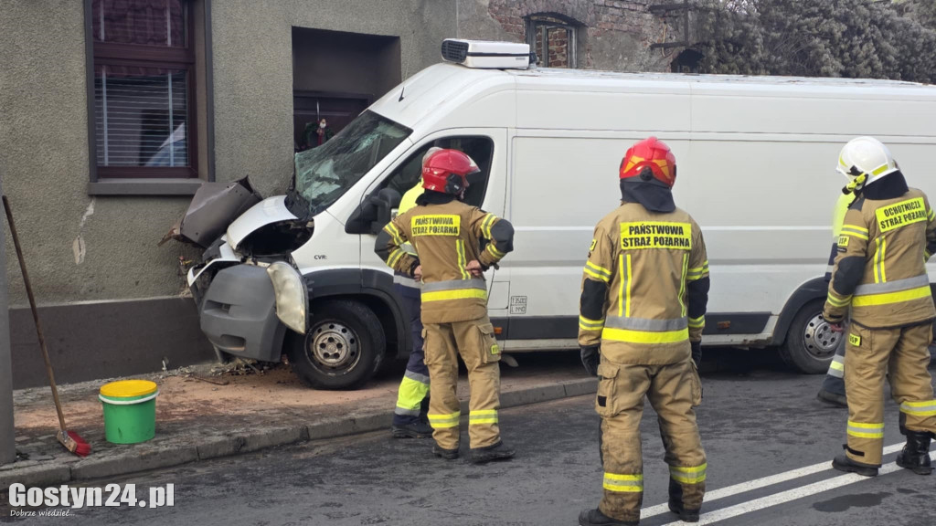 Samochód wjechał w budynek mieszkalny w Pogorzeli