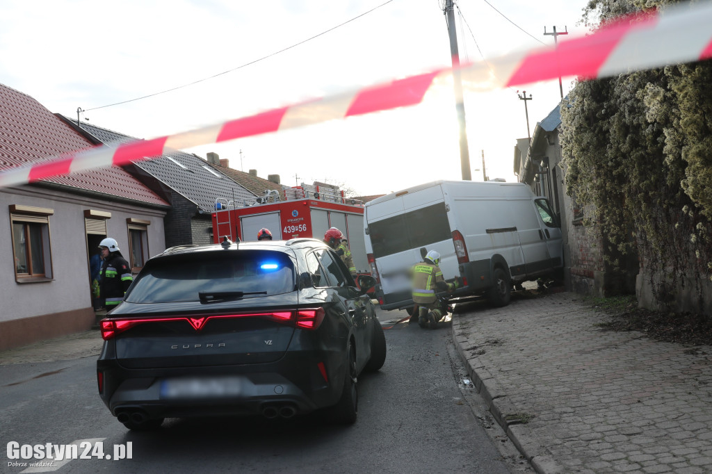 Samochód wjechał w budynek mieszkalny w Pogorzeli