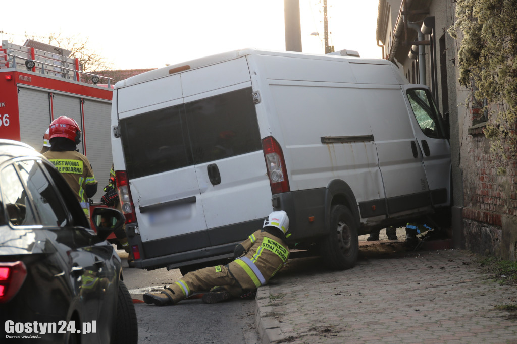 Samochód wjechał w budynek mieszkalny w Pogorzeli