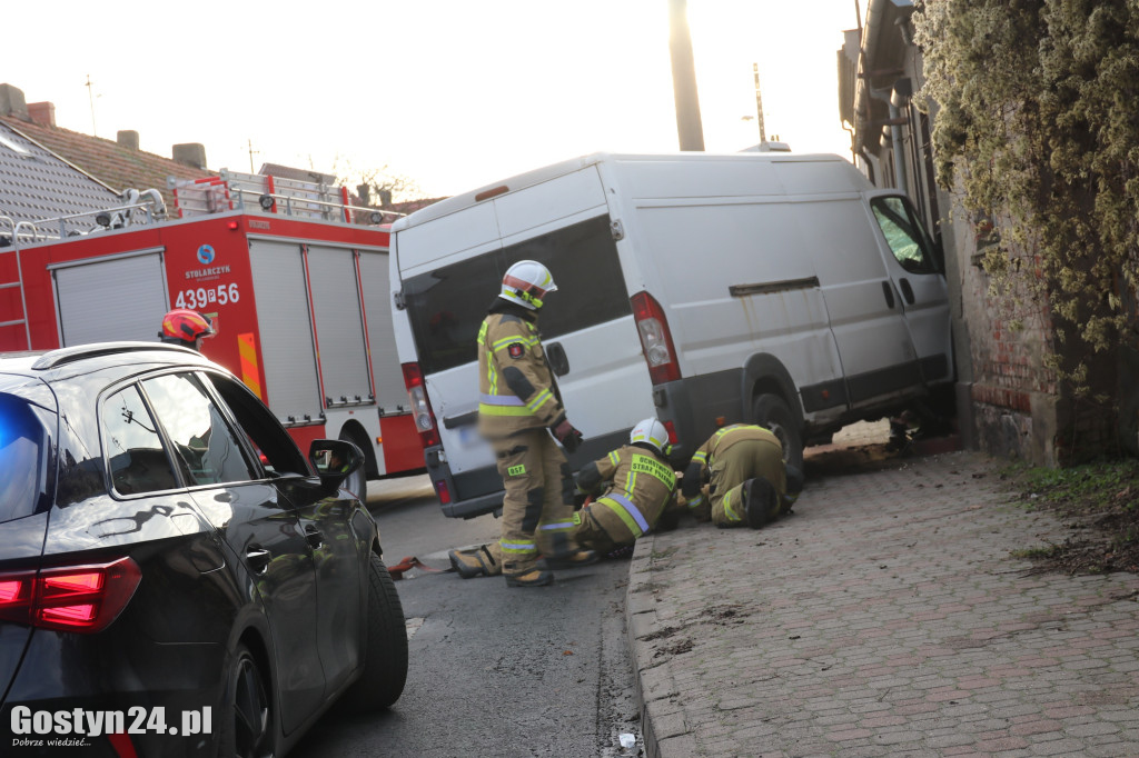 Samochód wjechał w budynek mieszkalny w Pogorzeli