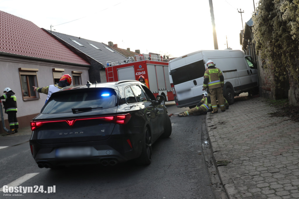 Samochód wjechał w budynek mieszkalny w Pogorzeli