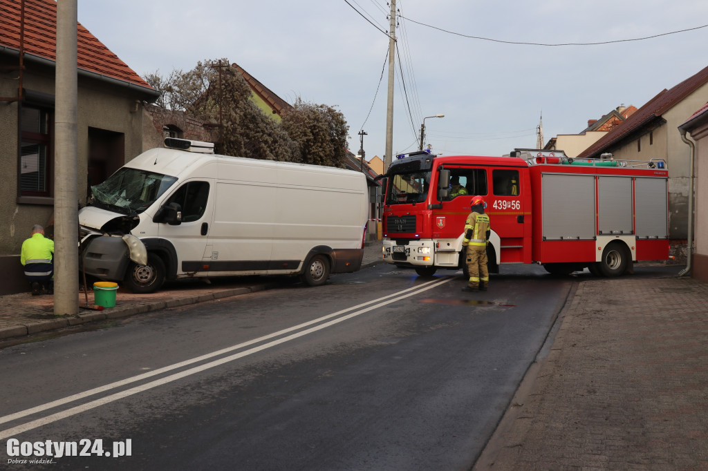 Samochód wjechał w budynek mieszkalny w Pogorzeli