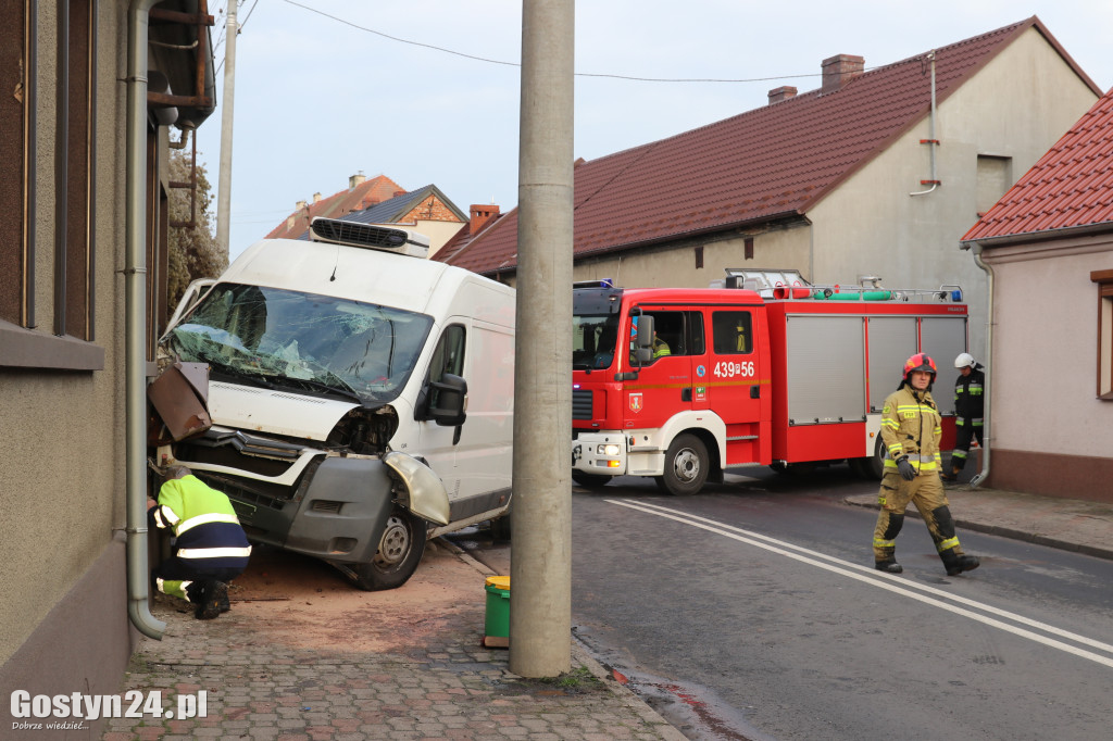 Samochód wjechał w budynek mieszkalny w Pogorzeli