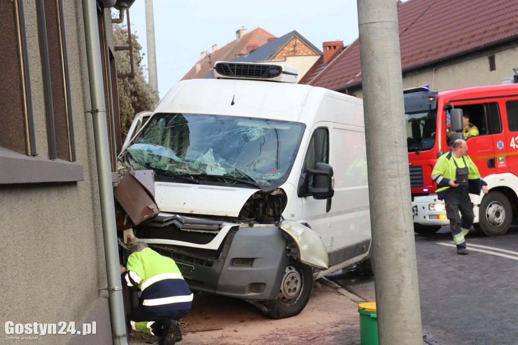 Samochód wjechał w budynek mieszkalny w Pogorzeli