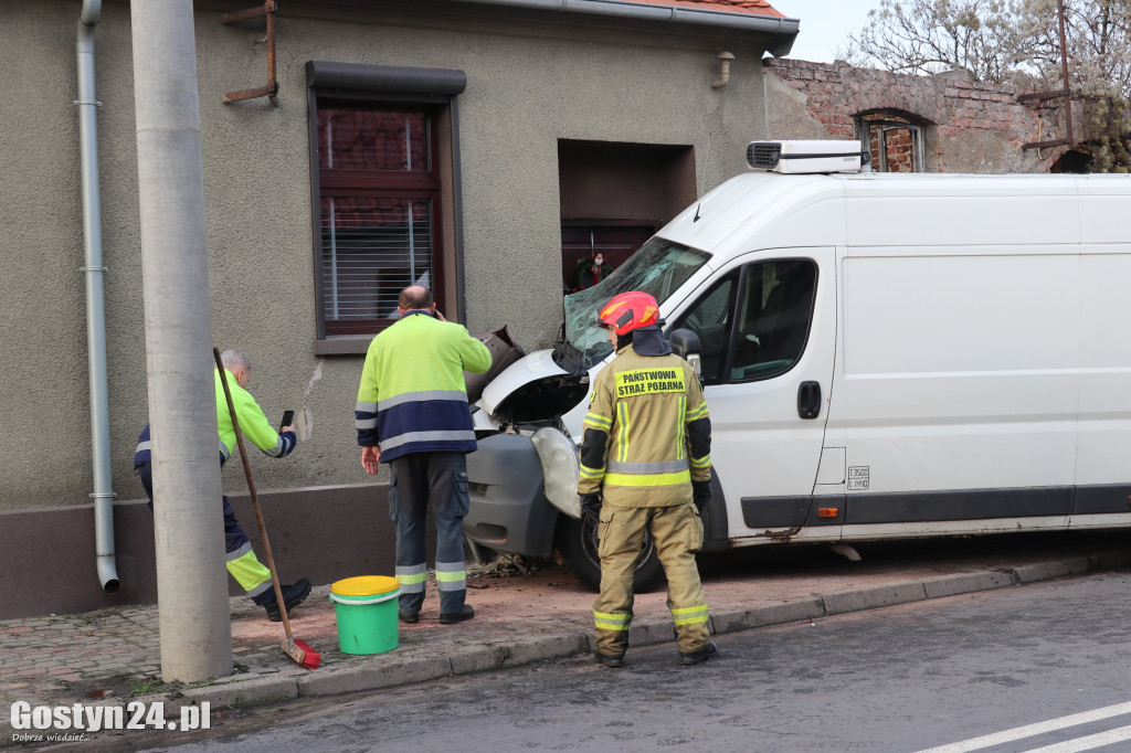 Samochód wjechał w budynek mieszkalny w Pogorzeli