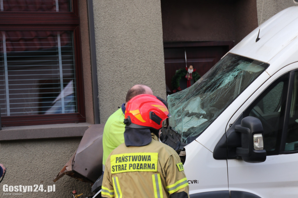 Samochód wjechał w budynek mieszkalny w Pogorzeli