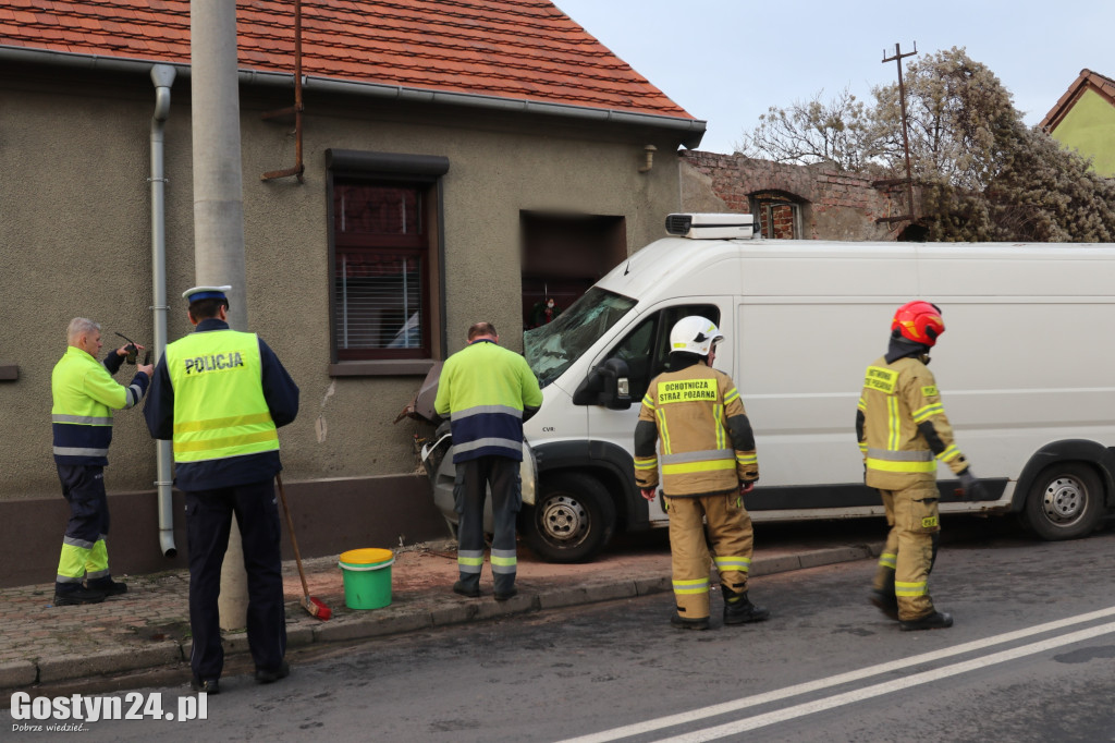 Samochód wjechał w budynek mieszkalny w Pogorzeli