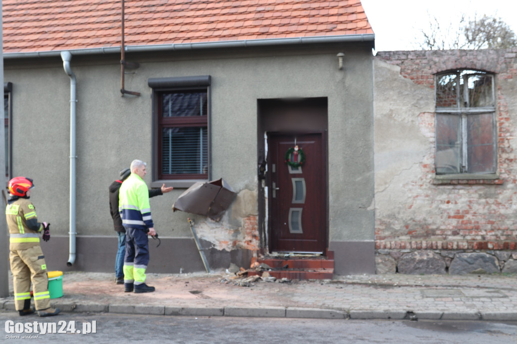 Samochód wjechał w budynek mieszkalny w Pogorzeli