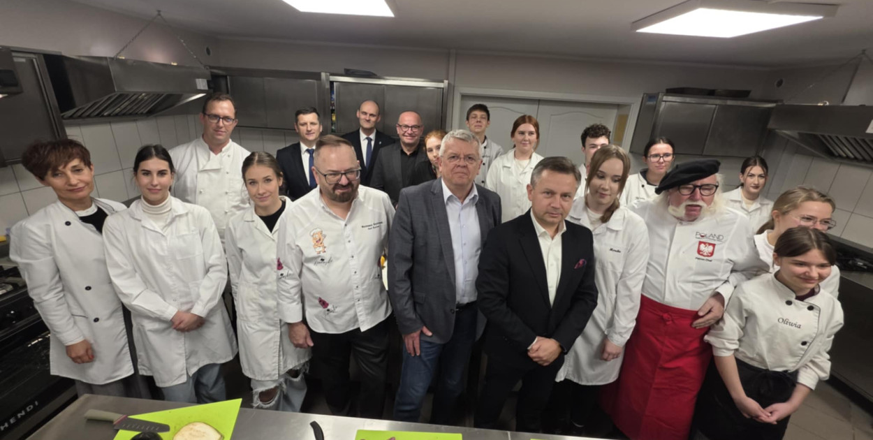 Gotowanie ze znanym kucharzem w ZSOiZ w Krobi