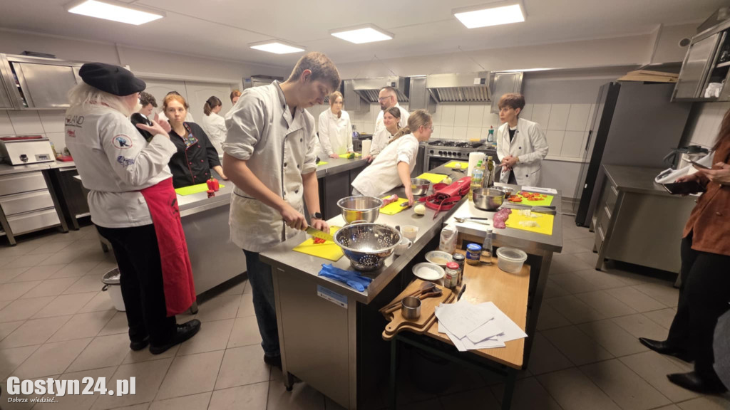 Gotowanie ze znanym kucharzem w ZSOiZ w Krobi