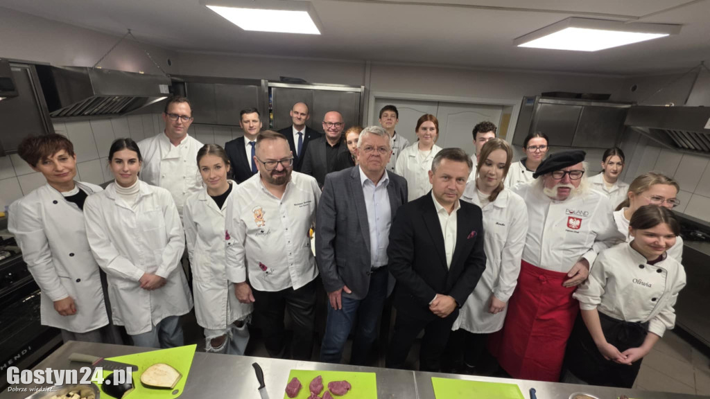 Gotowanie ze znanym kucharzem w ZSOiZ w Krobi