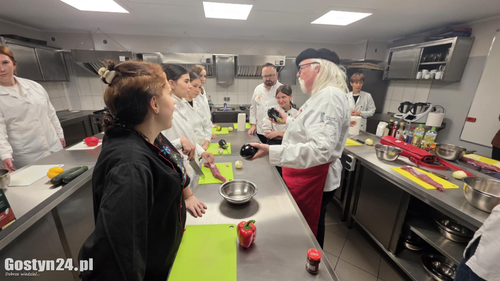 Gotowanie ze znanym kucharzem w ZSOiZ w Krobi