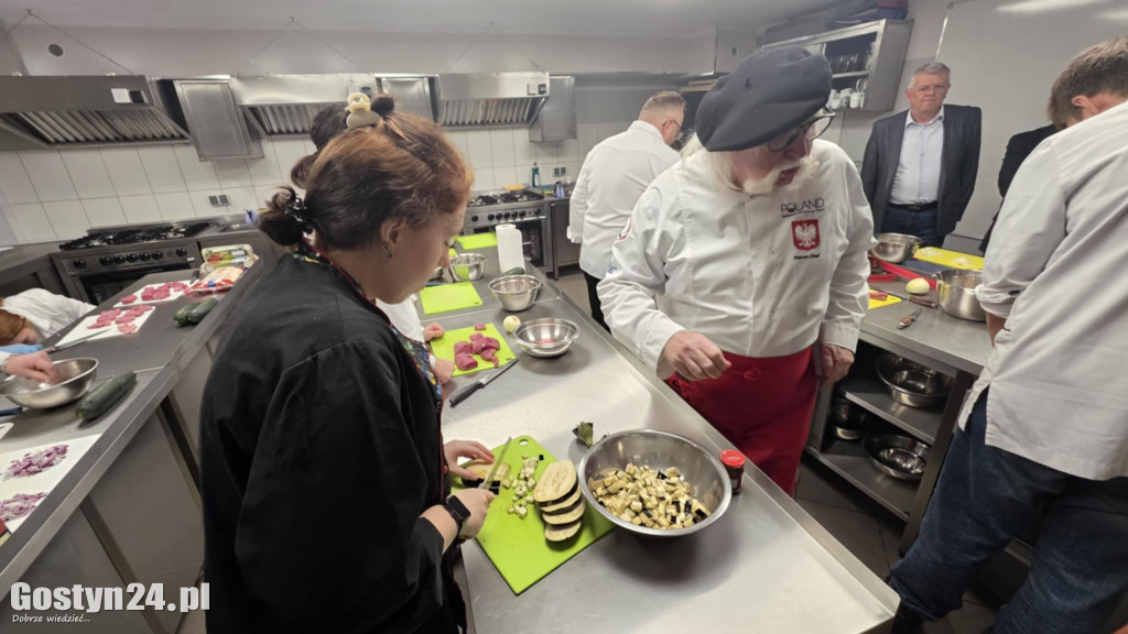 Gotowanie ze znanym kucharzem w ZSOiZ w Krobi