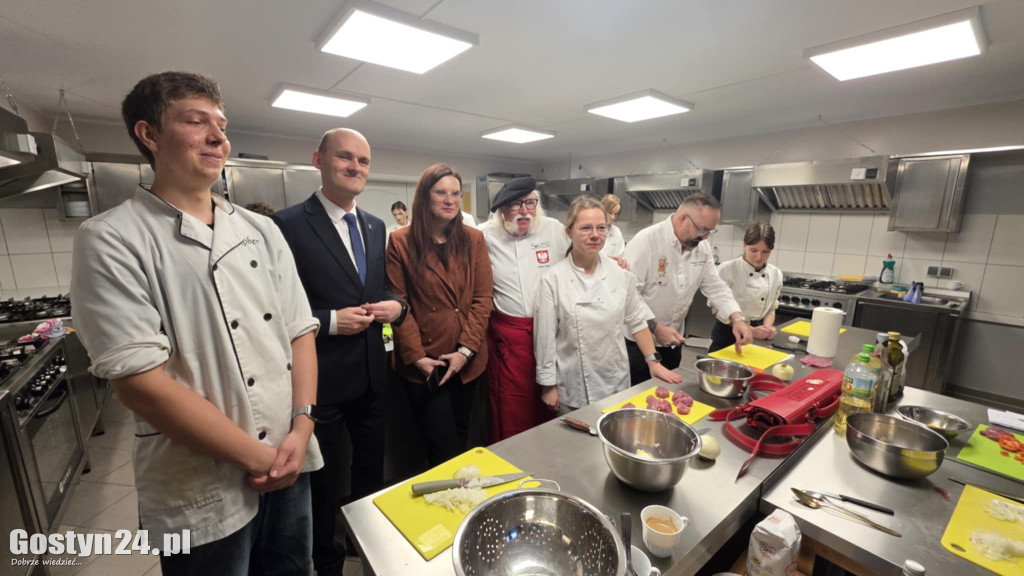 Gotowanie ze znanym kucharzem w ZSOiZ w Krobi