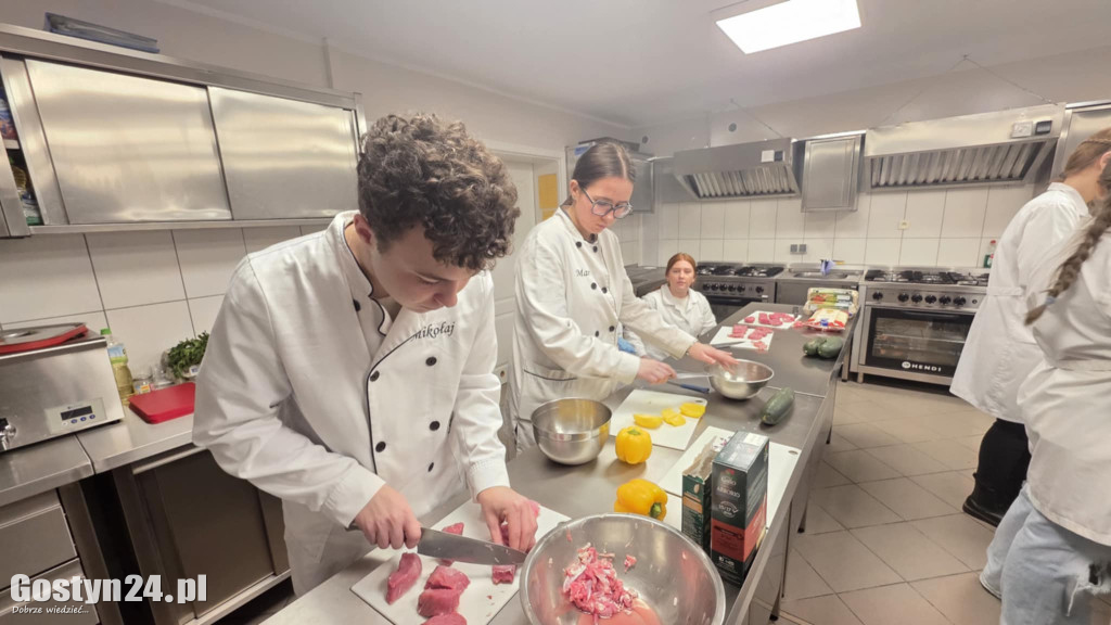 Gotowanie ze znanym kucharzem w ZSOiZ w Krobi