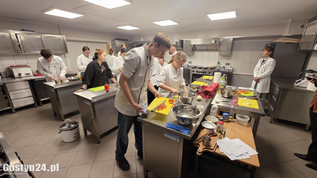 Gotowanie ze znanym kucharzem w ZSOiZ w Krobi