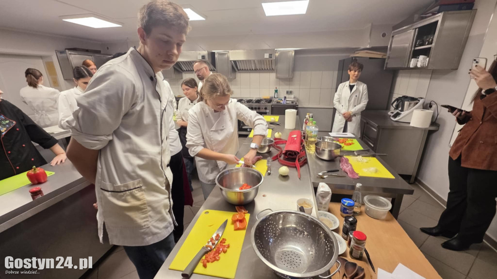 Gotowanie ze znanym kucharzem w ZSOiZ w Krobi