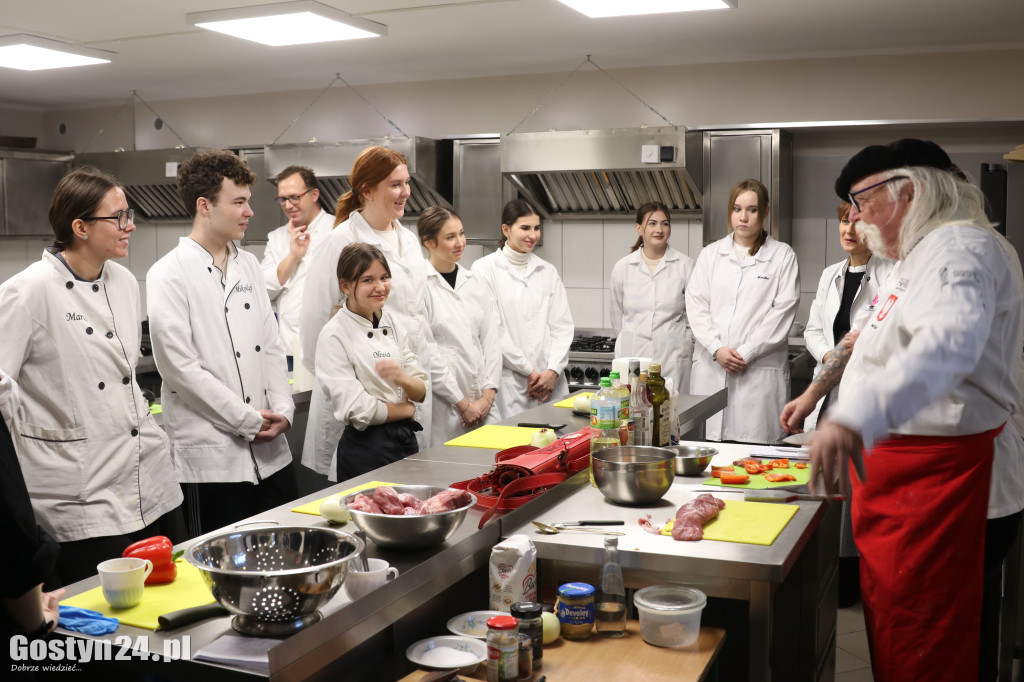 Gotowanie ze znanym kucharzem w ZSOiZ w Krobi