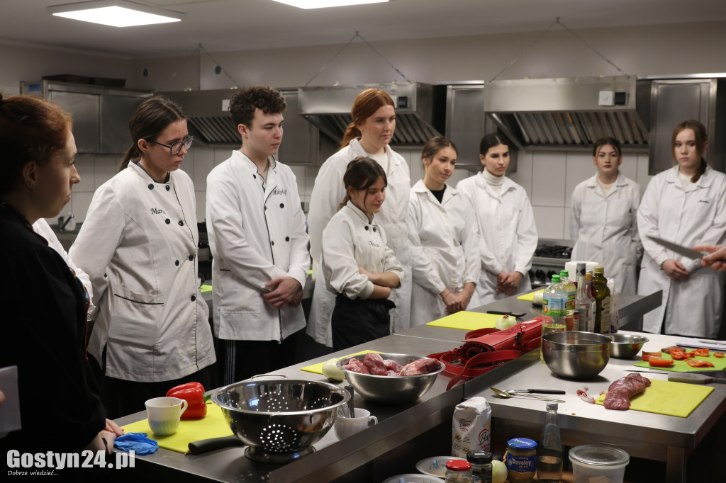Gotowanie ze znanym kucharzem w ZSOiZ w Krobi