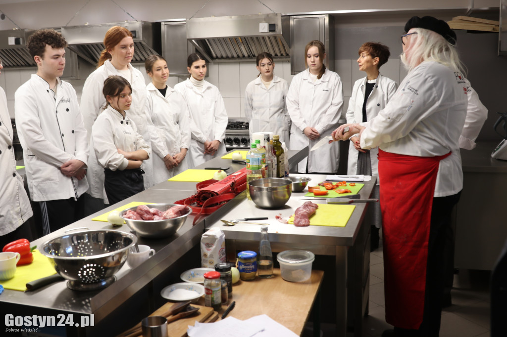 Gotowanie ze znanym kucharzem w ZSOiZ w Krobi