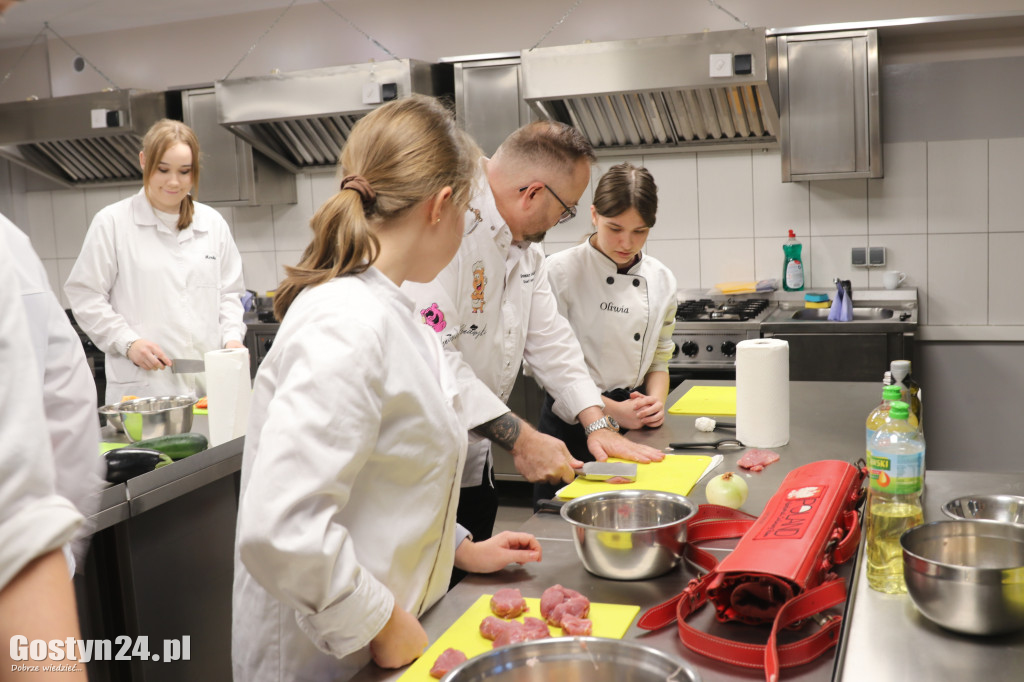 Gotowanie ze znanym kucharzem w ZSOiZ w Krobi