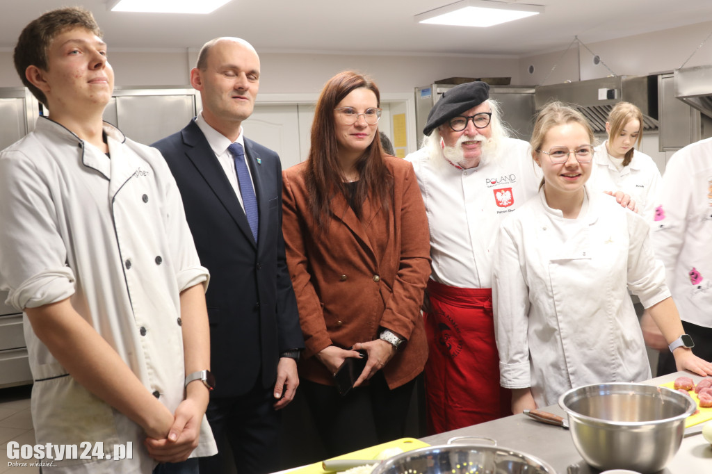 Gotowanie ze znanym kucharzem w ZSOiZ w Krobi