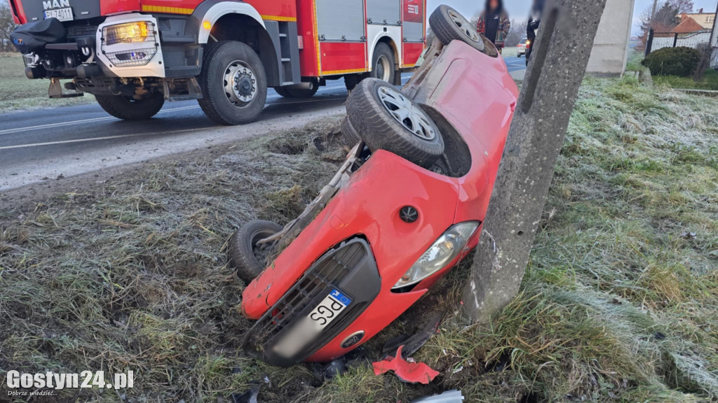 Dachowanie na oblodzonej drodze w Taniecznicy