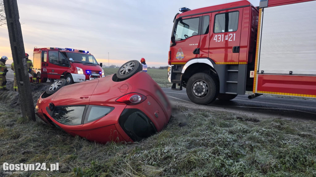 Dachowanie na oblodzonej drodze w Taniecznicy