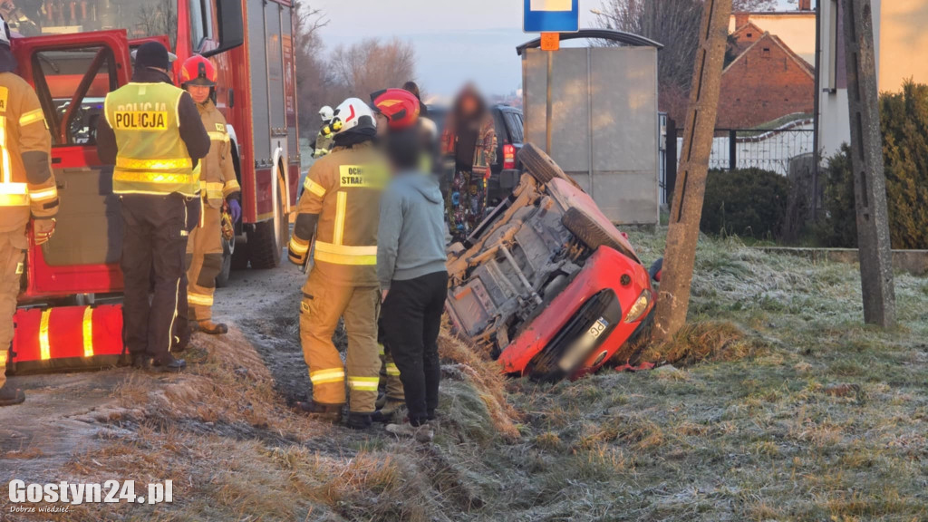 Dachowanie na oblodzonej drodze w Taniecznicy