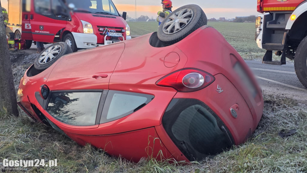 Dachowanie na oblodzonej drodze w Taniecznicy