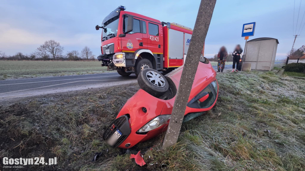 Dachowanie na oblodzonej drodze w Taniecznicy