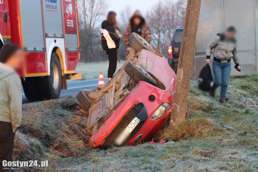 Dachowanie na oblodzonej drodze w Taniecznicy