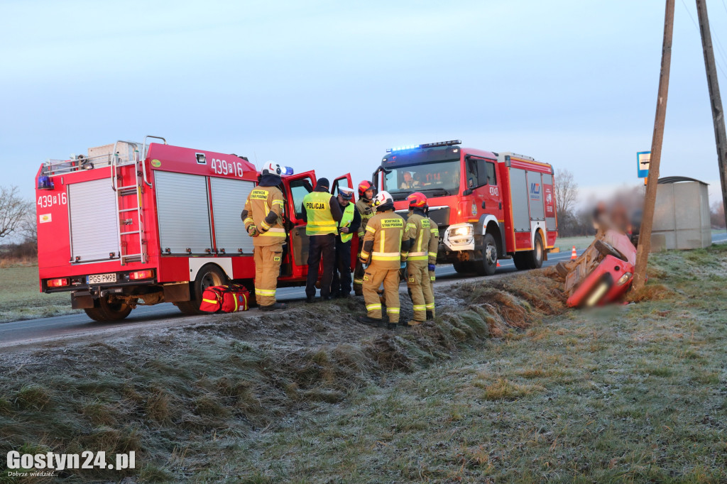 Dachowanie na oblodzonej drodze w Taniecznicy