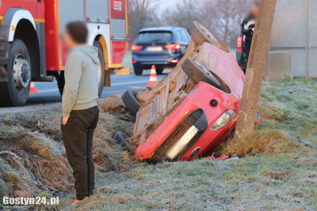 Dachowanie na oblodzonej drodze w Taniecznicy