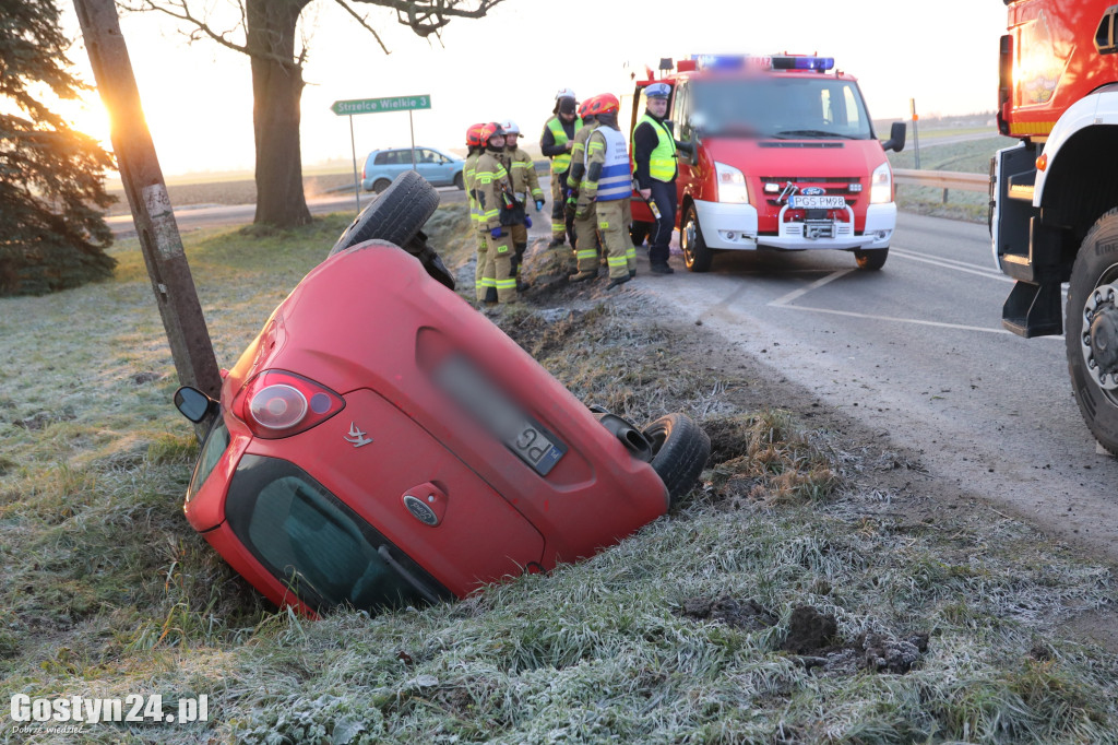 Dachowanie na oblodzonej drodze w Taniecznicy