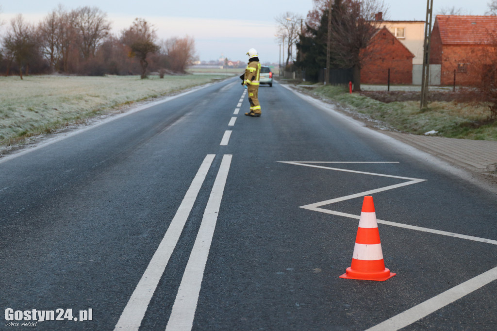 Dachowanie na oblodzonej drodze w Taniecznicy