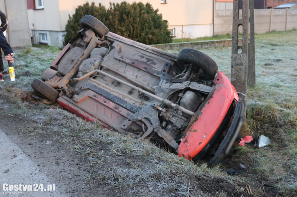 Dachowanie na oblodzonej drodze w Taniecznicy