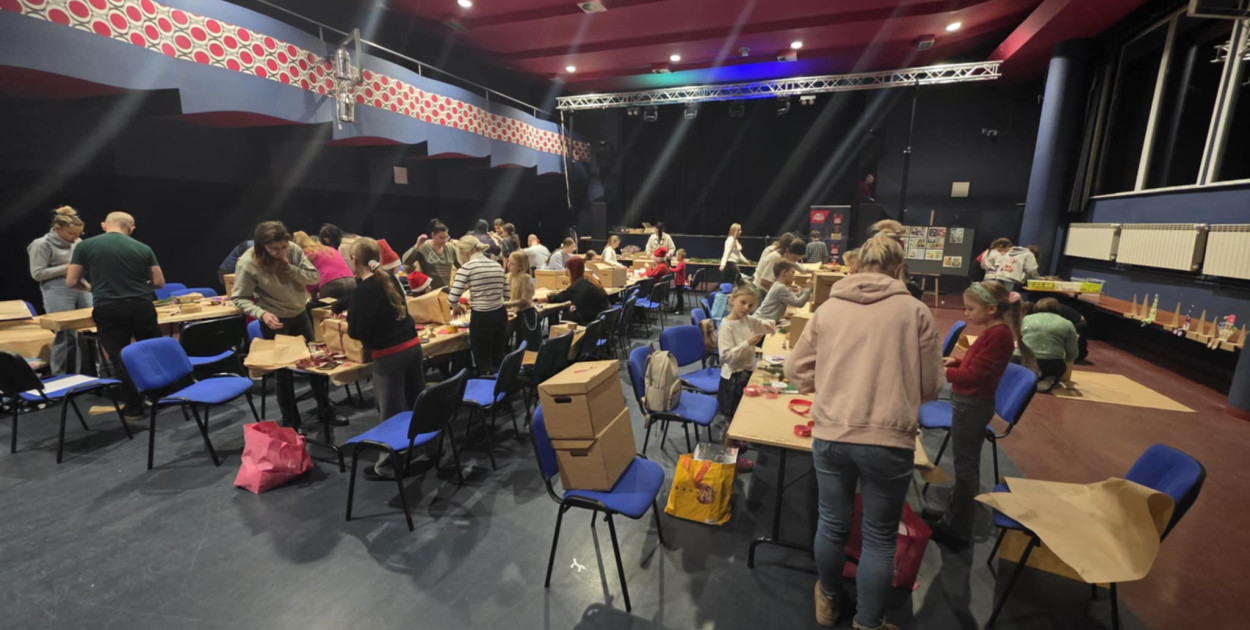 Warsztaty pakowania prezentów w GOK Hutnik