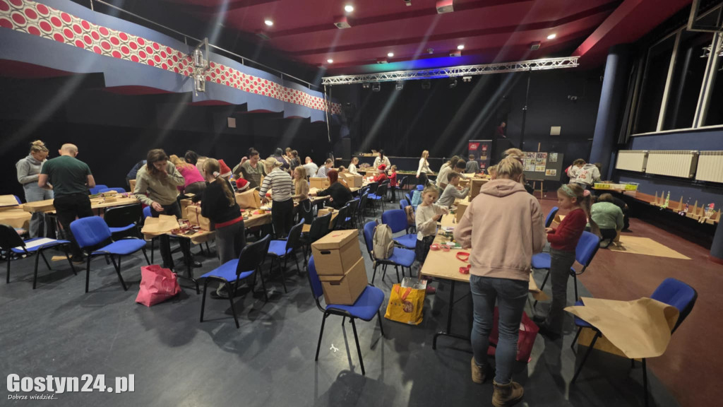 Warsztaty pakowania prezentów w GOK Hutnik