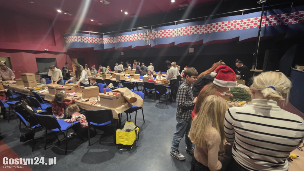 Warsztaty pakowania prezentów w GOK Hutnik