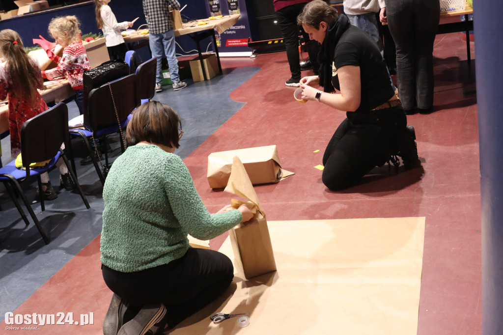 Warsztaty pakowania prezentów w GOK Hutnik