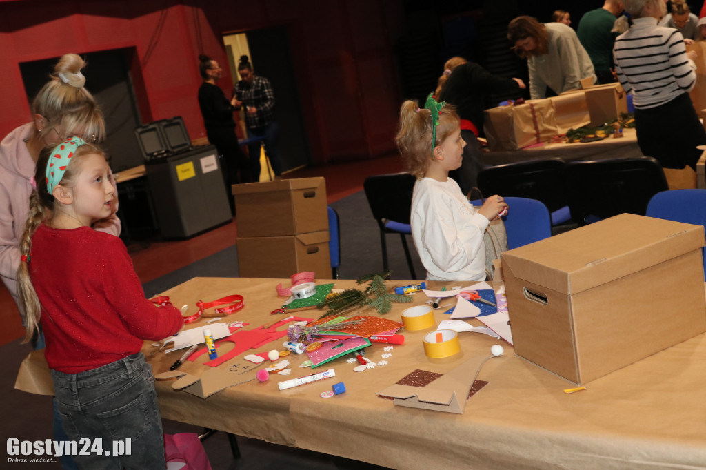 Warsztaty pakowania prezentów w GOK Hutnik
