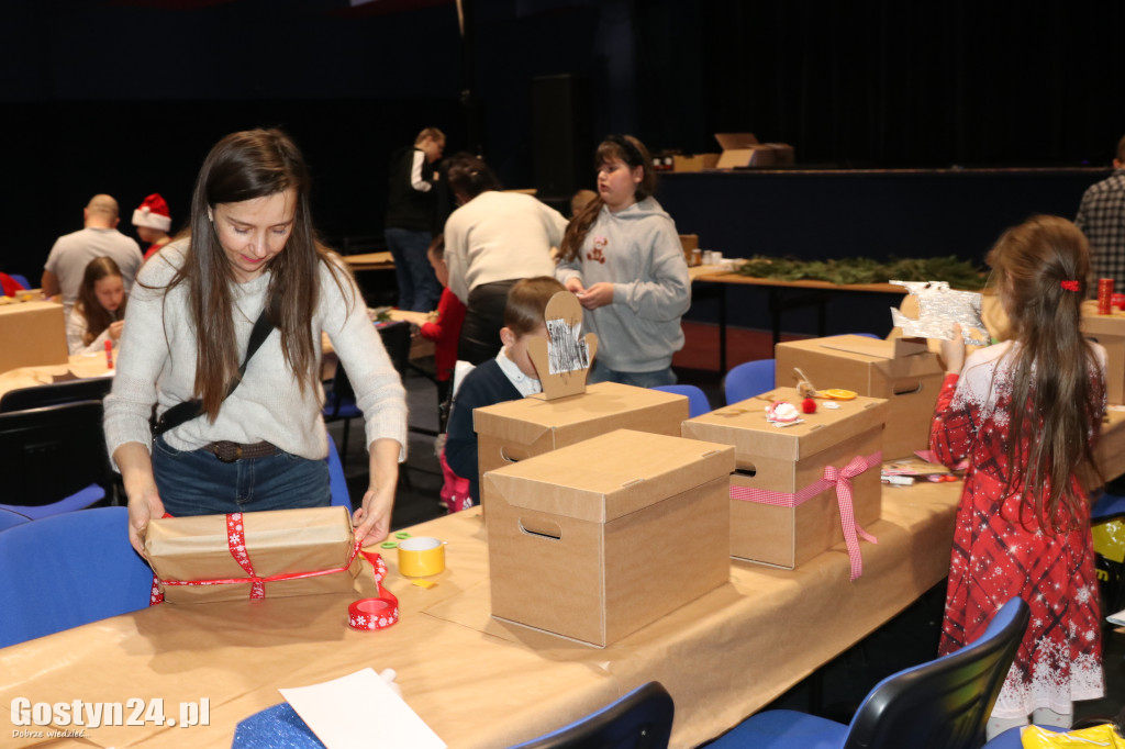 Warsztaty pakowania prezentów w GOK Hutnik